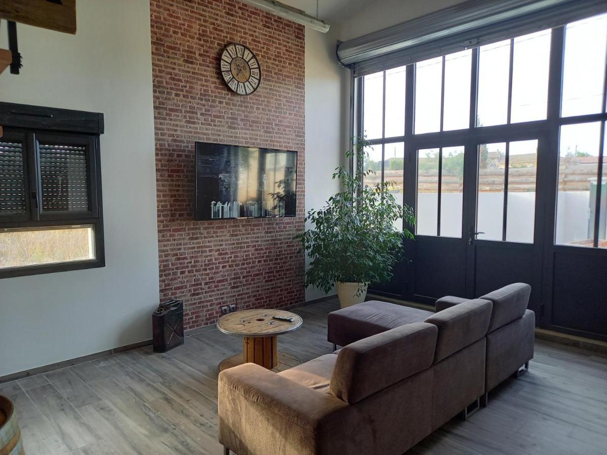 Cosy-Loft Industriel , Jacuzzi , Wifi , 6 Personnes Max Villa Aigues-Vives  ภายนอก รูปภาพ